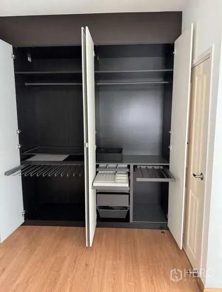 Detached House for rent in Bueng Kum, Bangkok - Open built-in wardrobe showing hanging rails, drawers and shelves.