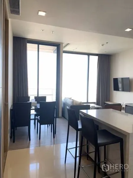 คอนโด ให้เช่าหรือขายในWatthana, Bangkok - พื้นที่นั่งทานข้าวและนั่งเล่นแบบโอเพ่น พร้อมไอส์แลนด์และประตูกระจกสไลด์ออกระเบียง