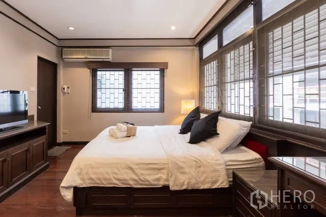 บ้าน ให้เช่าในWatthana, Bangkok - ห้องนอนหลักเตียงคู่ ตู้วางทีวี และหน้าต่างรอบด้าน