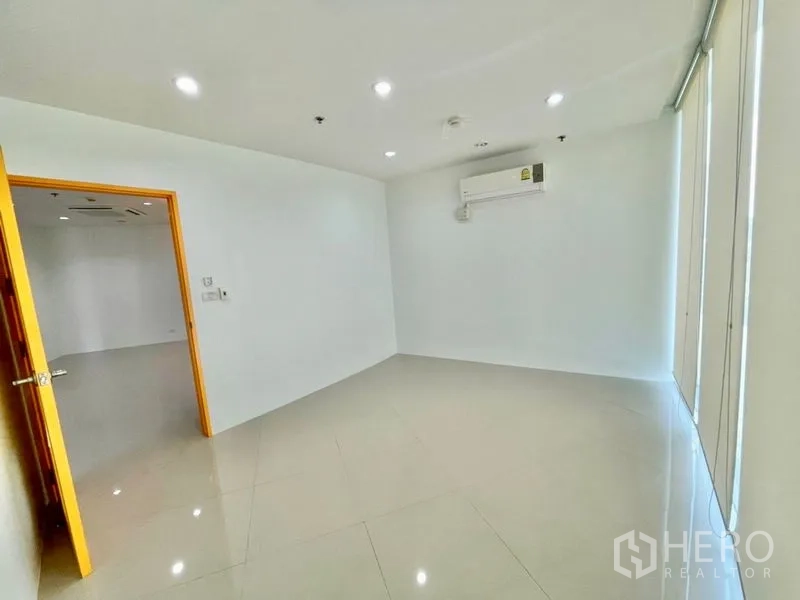 Office Space for rent in Khlong Toei, Bangkok - Private office with roller blinds, wall-mounted air conditioner and neutral finishes.