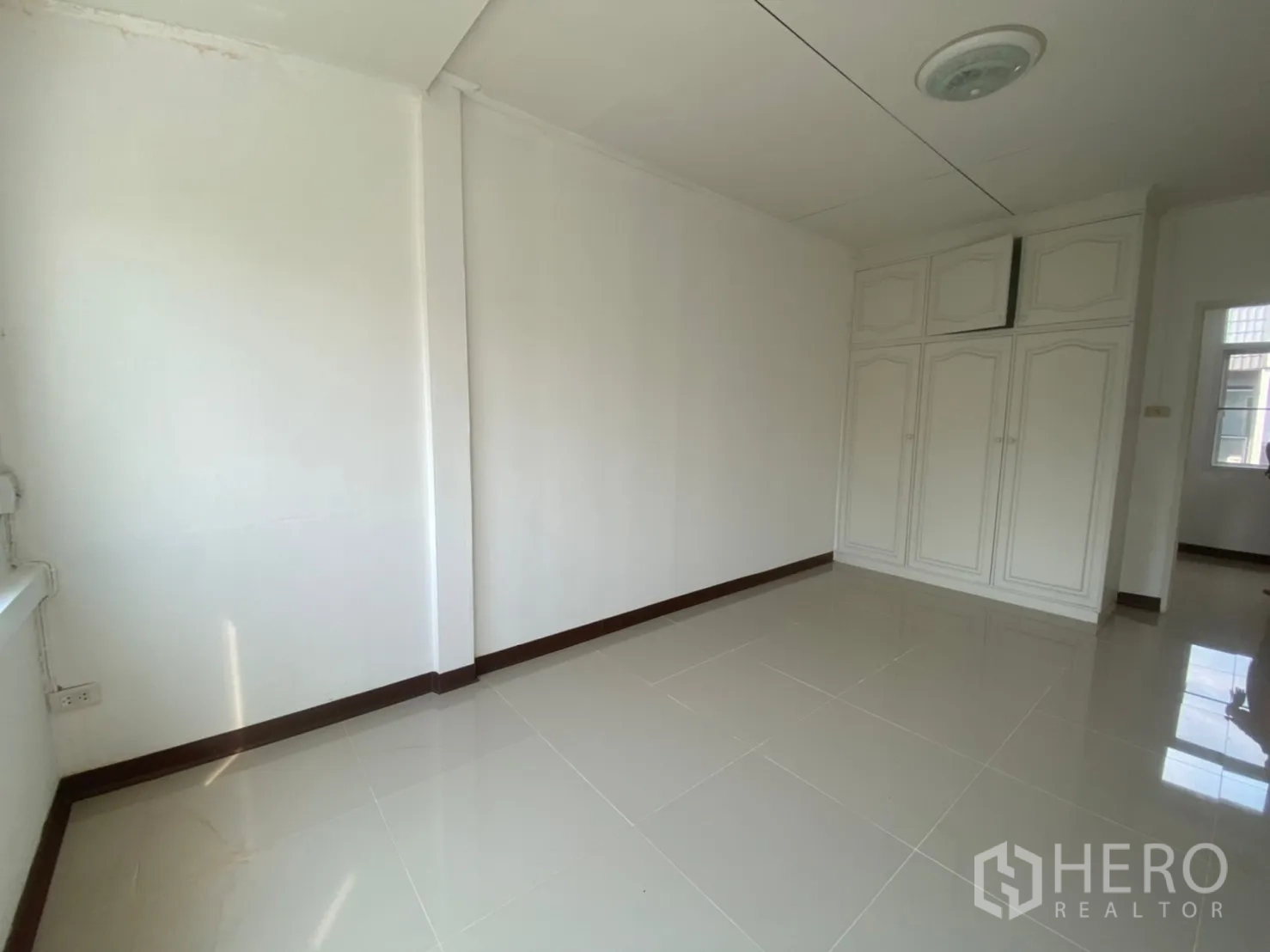 联排别墅 出租在Watthana, Bangkok - 卧室配内嵌衣柜与亮面地砖