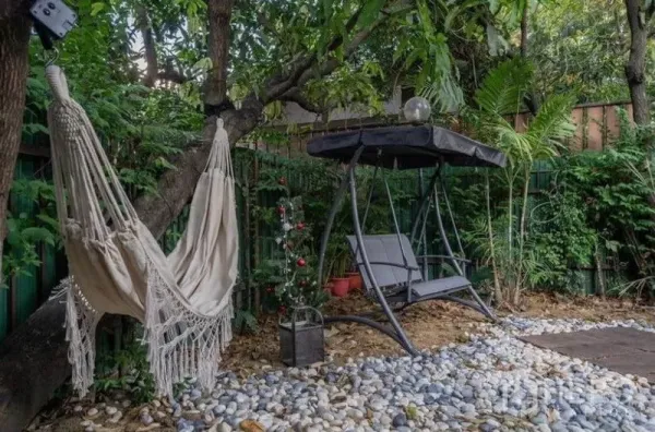 Detached House for rent in Ratchathewi, Bangkok - Shaded garden with a hammock and swing seat beneath mature trees.