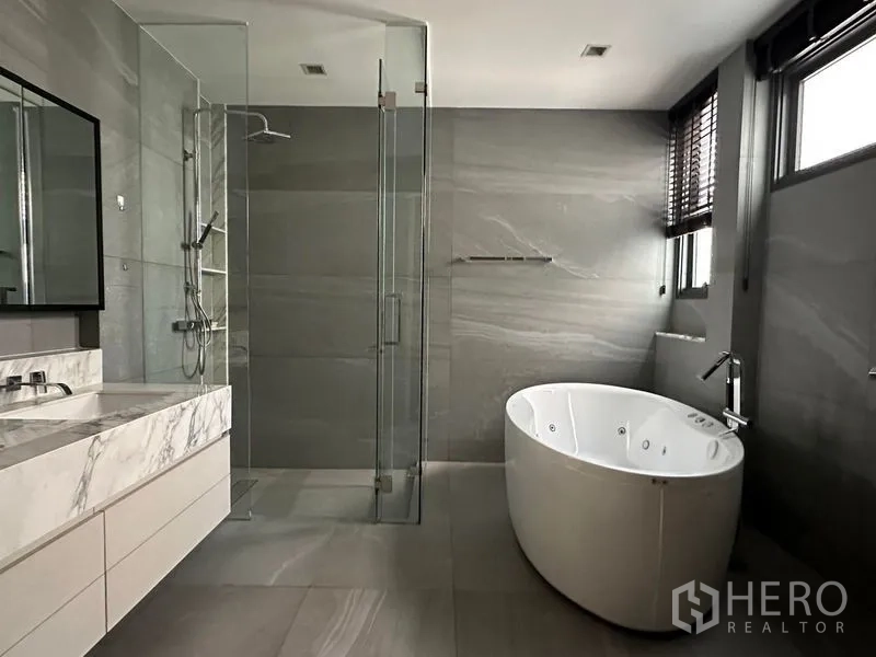 บ้าน ให้เช่าในPhra Khanong, Bangkok - ห้องน้ำหรู มีฝักบัวกระจก อ่างจากุซซี่ทรงกลม และเคาน์เตอร์หินอ่อน