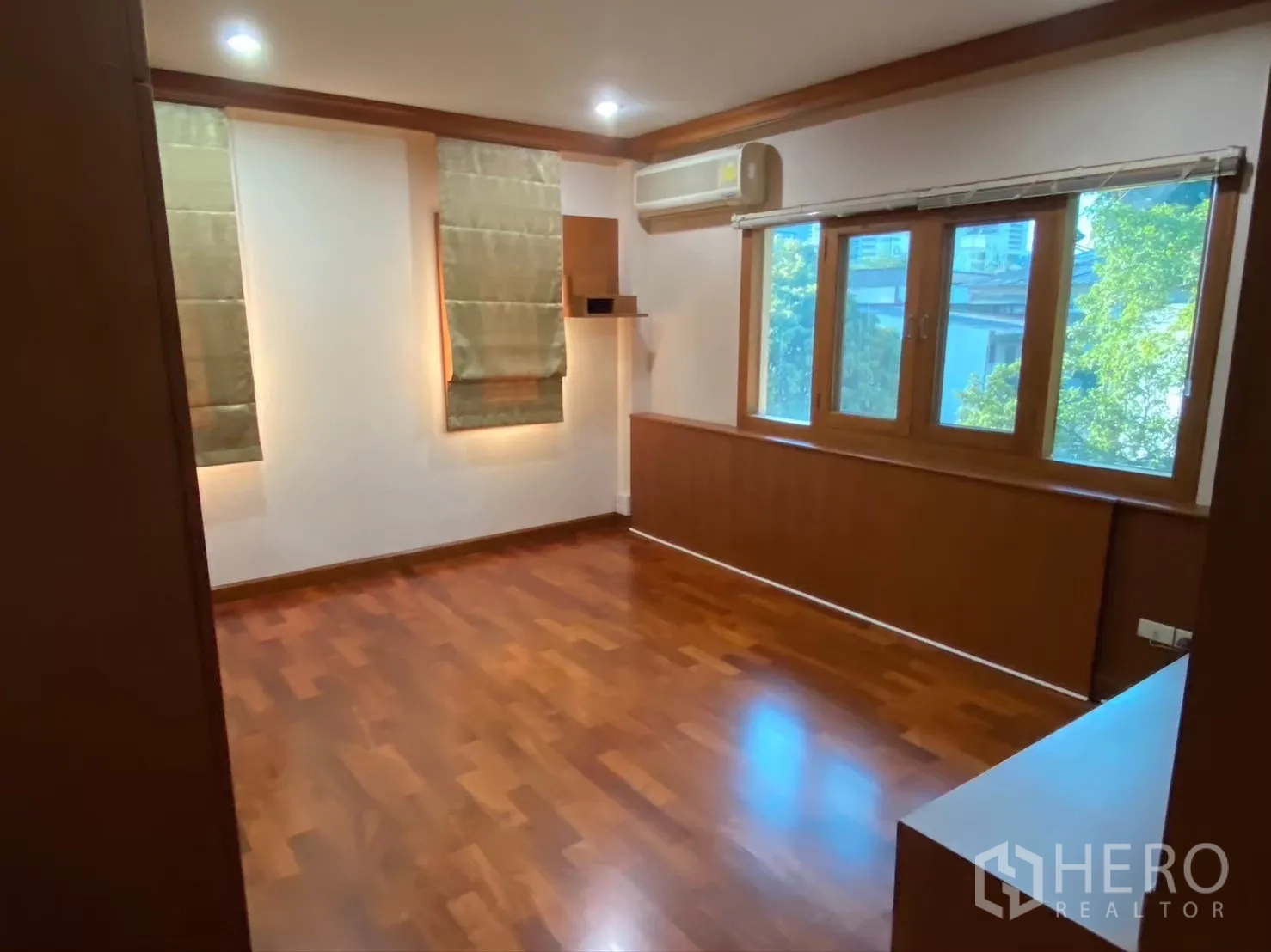 บ้าน ให้เช่าในWatthana, Bangkok - ห้องนอนสว่าง หน้าต่างใหญ่ แอร์ พื้นไม้