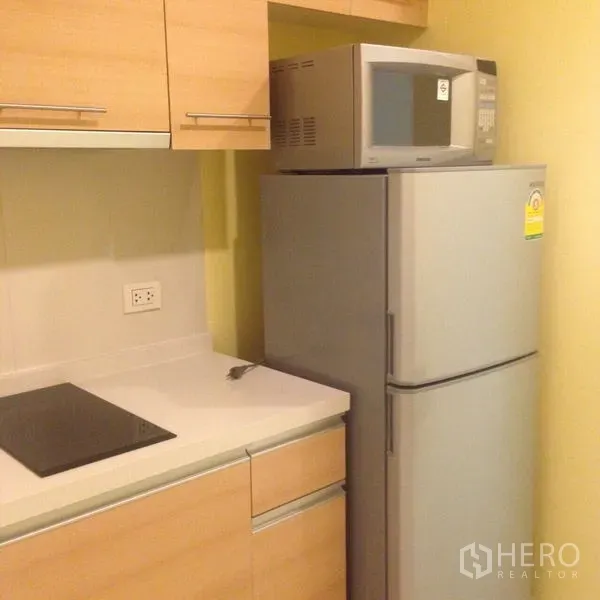 คอนโด ให้เช่าในKhlong Toei, Bangkok - ครัวขนาดกะทัดรัด ตู้ลามิเนตสีอ่อน เตาไฟฟ้า ไมโครเวฟ และตู้เย็นขนาดใหญ่