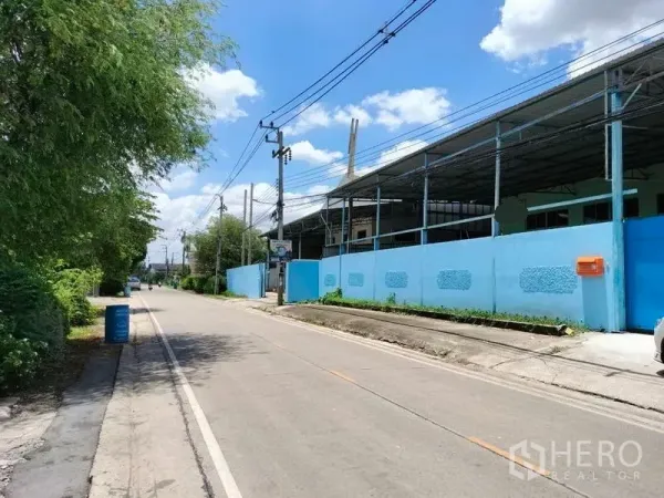 คลังสินค้า ให้เช่าในSam Khok, Pathum Thani - ภาพทางเข้าด้านนอกของโกดังตามถนนท้องถิ่น
