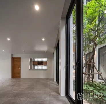 带办公室的家 出租或出售在Phra Khanong, Bangkok - 采光充足的房间，推拉玻璃门对望小庭院