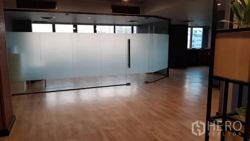 สำนักงาน ให้เช่าในKhlong Toei, Bangkok - ห้องประชุมผนังกระจกติดฟิล์มฝ้า เปิดสู่พื้นที่ทำงานพื้นไม้กว้างขวาง.