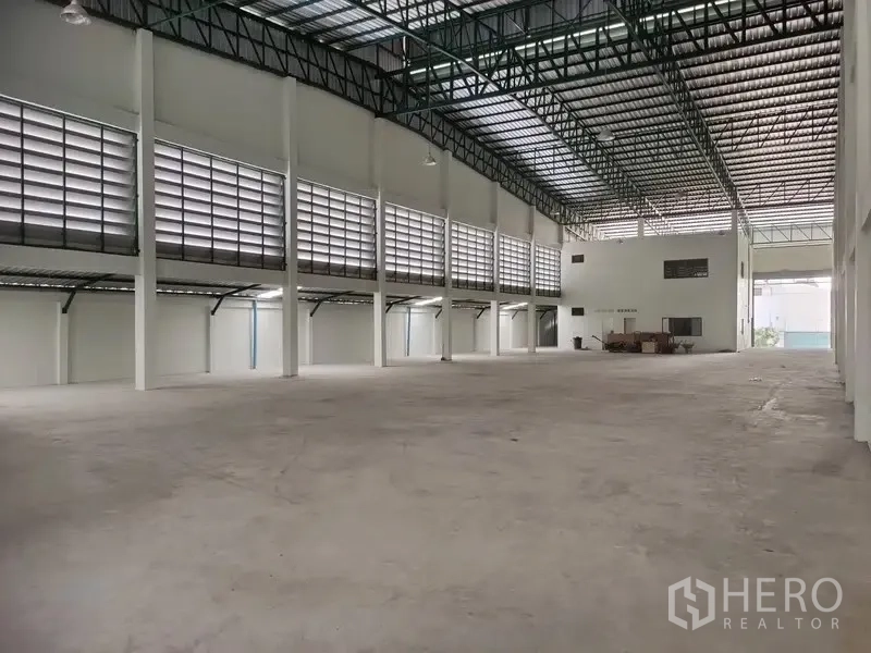 Factory for rent or sale in Bang Phli, Samut Prakan - Large production area with smooth concrete floor and high-bay lighting.