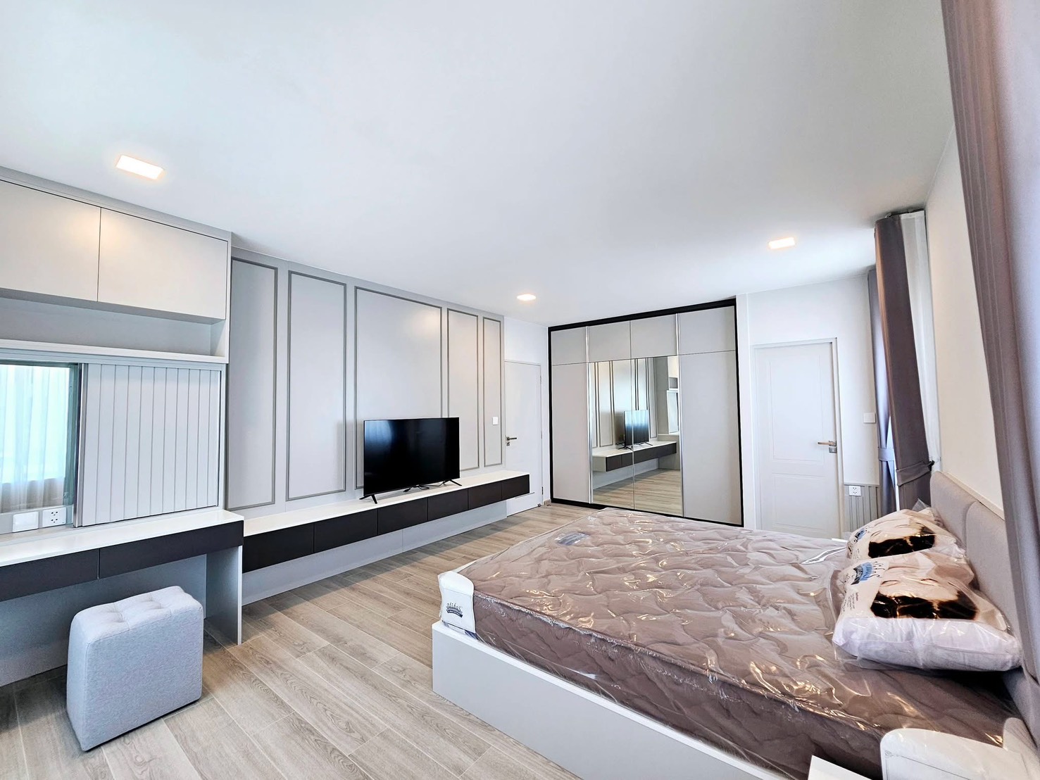 Detached House for rent in Bang Phli, Samut Prakan - Master bedroom angle showing dressing table, desk, and mirrored closet.