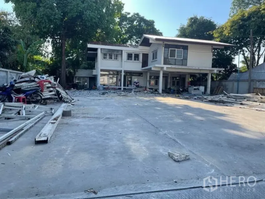 Detached House for rent in Suan Luang, Bangkok - Two-storey detached house with a wide concrete yard and mature trees in Suan Luang, Bangkok.