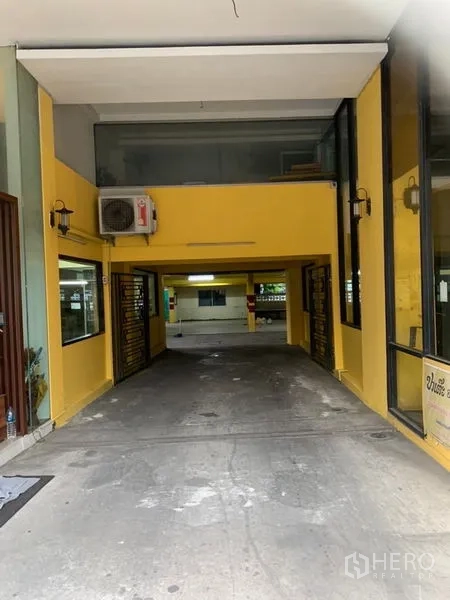 零售空间 出租在Ratchathewi, Bangkok - 建筑下方通道，带安保大门与室外空调机组