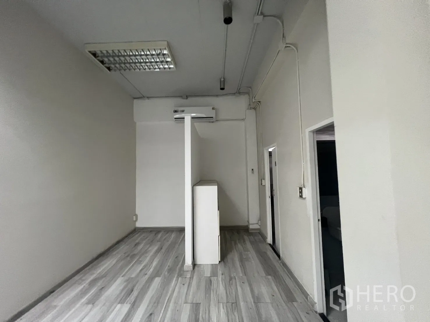 สำนักงานที่บ้าน ให้เช่าในPhra Khanong, Bangkok - โถงทางเดินพื้นลามิเนต มีชั้นกั้นพื้นที่และประตูเข้าสู่หลายห้อง