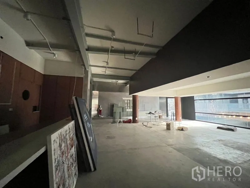 零售空间 出租在Watthana, Bangkok - 外露顶与大开间楼层，柱网与周边大面积玻璃。