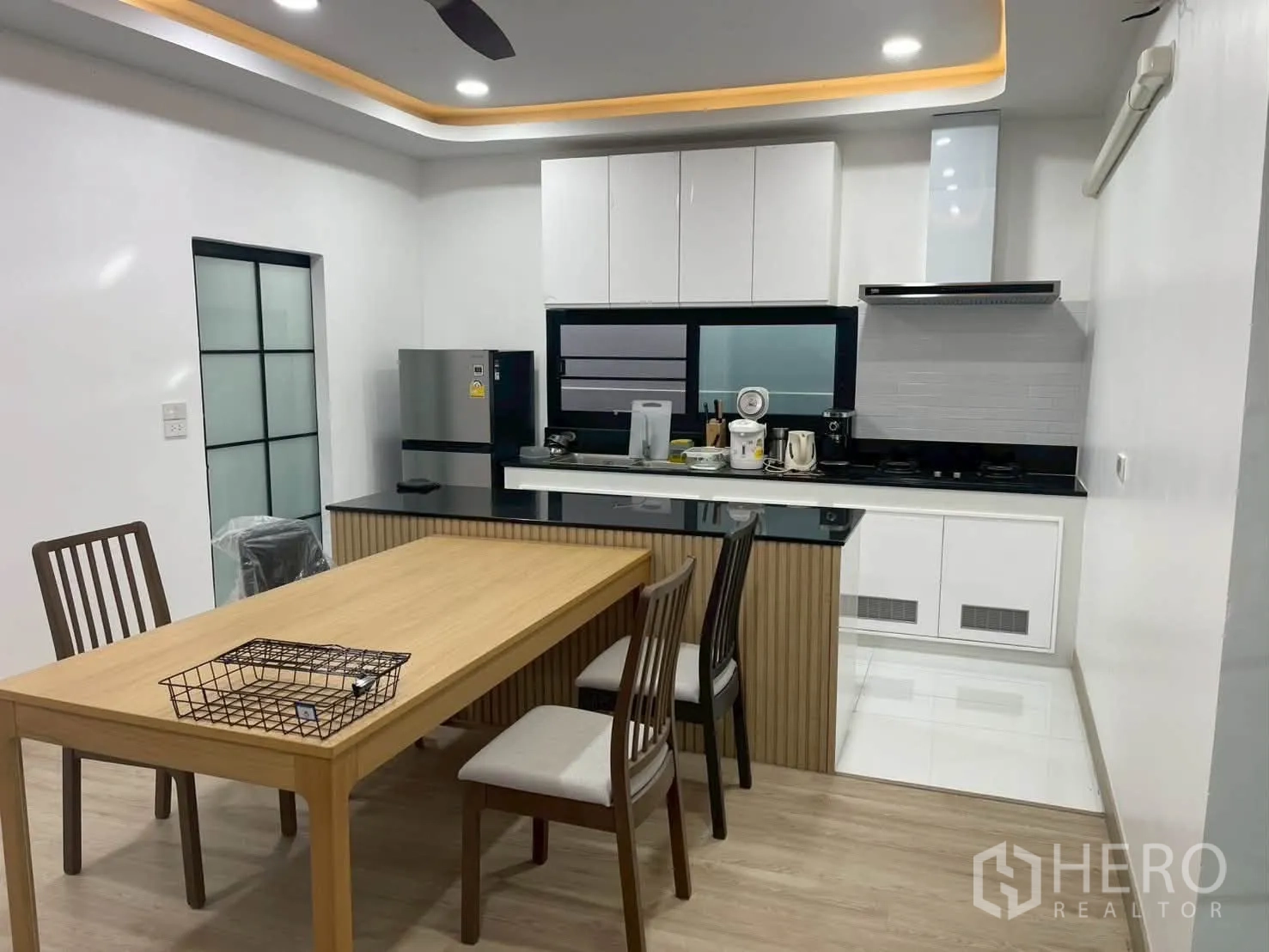 โกดัง for rent in Taling Chan, Bangkok - แพนทรีและพื้นที่รับประทานอาหารพร้อมชุดครัว โต๊ะ และเก้าอี้.