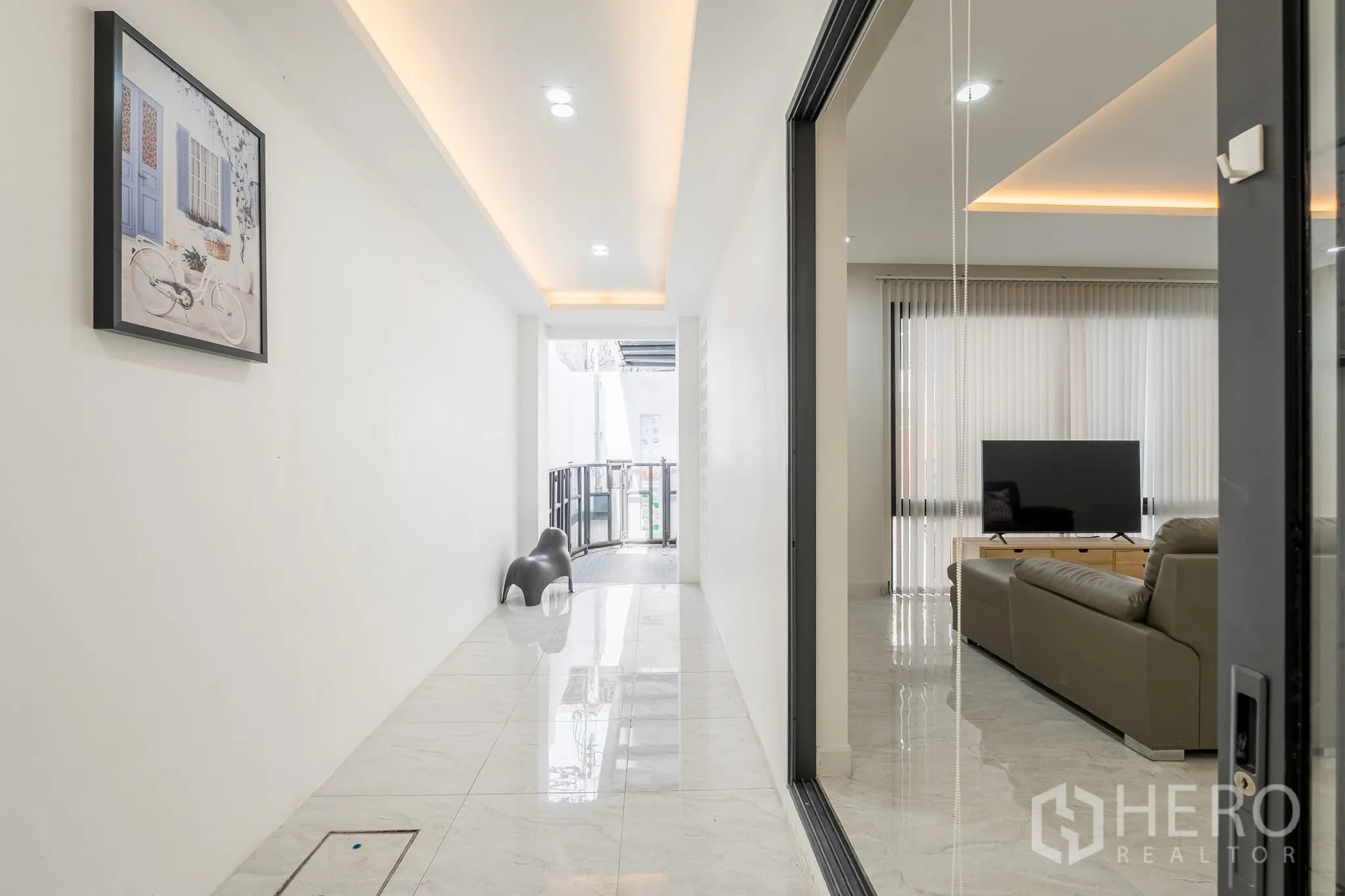 家庭办公室 for rent in Khlong Toei, Bangkok - 明亮走廊，玻璃隔断通向带大窗与百叶帘的起居区。