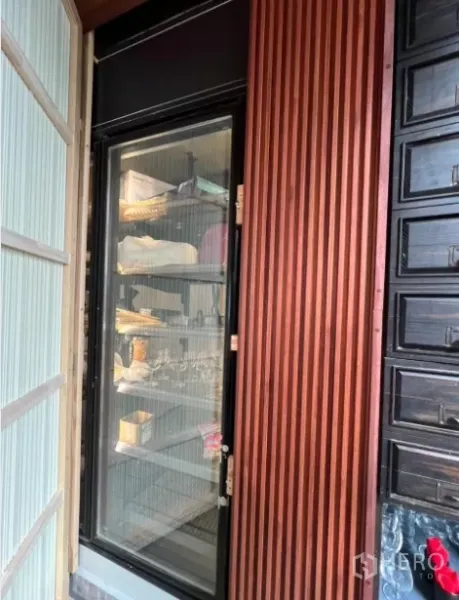 พื้นที่ขายปลีก ให้เช่าในWatthana, Bangkok - ประตูตู้แช่กระจกติดตั้งในผนังลายไม้