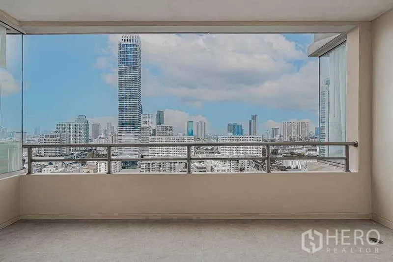 คอนโด ให้เช่าหรือขายในWatthana, Bangkok - ระเบียงกว้างมุมมองสกายไลน์กรุงเทพฯ พร้อมแผงกระจกกันลม.