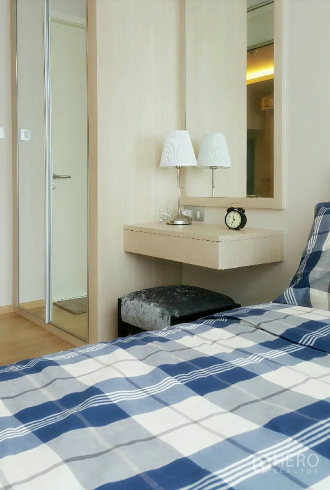 คอนโด ให้เช่าในWatthana, Bangkok - มุมห้องนอนมีตู้เสื้อผ้าบานกระจก โต๊ะเครื่องแป้งลอยตัว โคมไฟ และสตูลโทนอบอุ่น