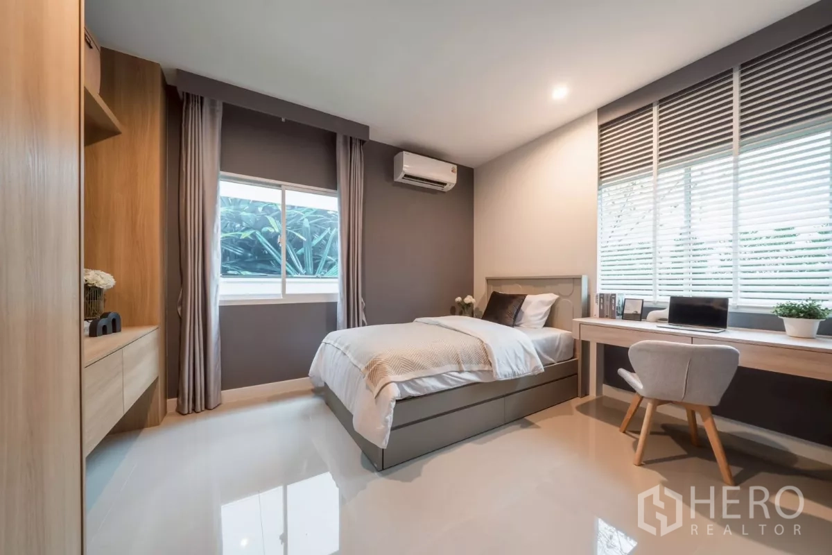 บ้าน ให้เช่าในSaphan Sung, Bangkok - ห้องนอนรองเตียงเดี่ยว โต๊ะทำงานยาว และหน้าต่างบานใหญ่