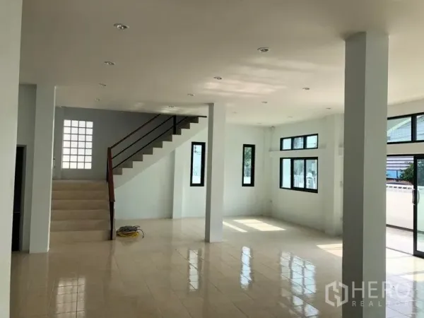 工厂 出租在Pak Kret, Nonthaburi - 一层明亮开放式办公区，瓷砖地面与楼梯