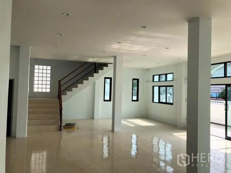 工厂 出租在Pak Kret, Nonthaburi - 一层明亮开放式办公区，瓷砖地面与楼梯