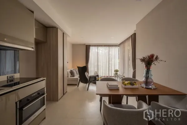 คอนโด ให้เช่าในWatthana, Bangkok - พื้นที่นั่งเล่น-รับประทานอาหารแบบเปิดโล่ง พร้อมครัวและแสงธรรมชาติอ่อนๆ