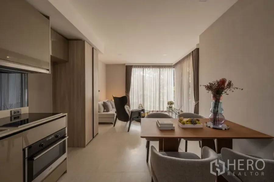 คอนโด ให้เช่าในWatthana, Bangkok - พื้นที่นั่งเล่น-รับประทานอาหารแบบเปิดโล่ง พร้อมครัวและแสงธรรมชาติอ่อนๆ