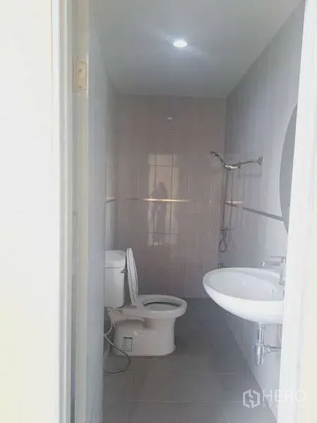 货栈 出租在Mueang Samut Prakan, Samut Prakan - 瓷砖卫浴，设淋浴、坐便、立式洗手盆与镜子。