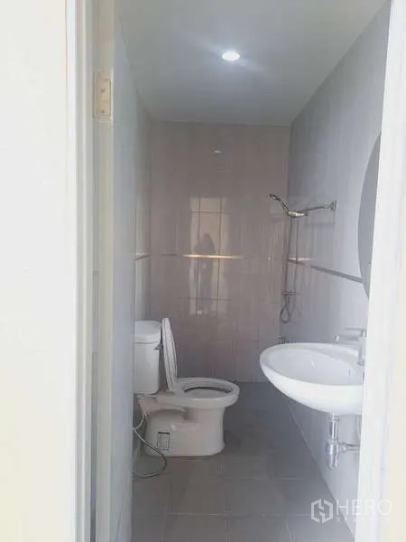 货栈 出租在Mueang Samut Prakan, Samut Prakan - 瓷砖卫浴，设淋浴、坐便、立式洗手盆与镜子。