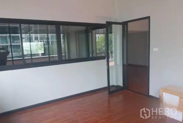 พื้นที่ขายปลีก ให้เช่า - ห้องพื้นไม้พร้อมประตูกระจกกรอบอลูมิเนียม เปิดออกสู่ระเบียง