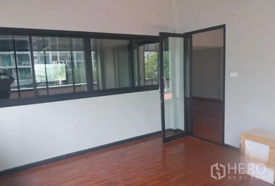 พื้นที่ขายปลีก ให้เช่า - ห้องพื้นไม้พร้อมประตูกระจกกรอบอลูมิเนียม เปิดออกสู่ระเบียง