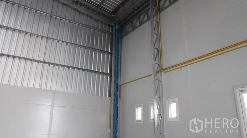 คลังสินค้า ให้เช่าในThung Khru, Bangkok - มุมโกดังมีช่องแสงเล็กและแนวท่อเดินสาย