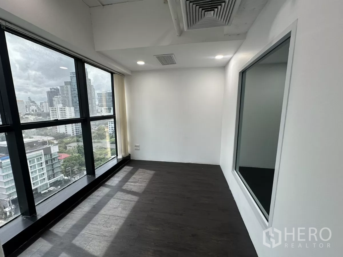 办公空间 出租在Watthana, Bangkok - 小型办公室，外窗与内侧观察窗相连至会议区。