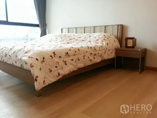 คอนโด ให้เช่าหรือขายในChatuchak, Bangkok - ห้องนอนกว้าง เตียงขนาดใหญ่ โต๊ะข้าง หน้าต่างบานกว้าง พื้นไม้โทนอ่อน