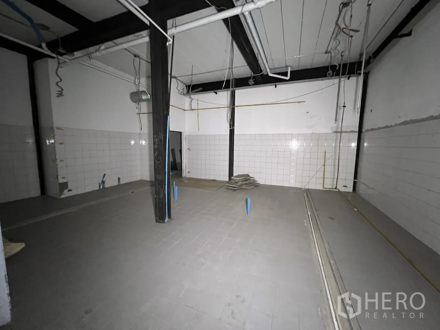 พื้นที่ขายปลีก ให้เช่าในWatthana, Bangkok - โถงค้าปลีกระหว่างรีฟิต มีผนังภาพและฝ้าแขวน