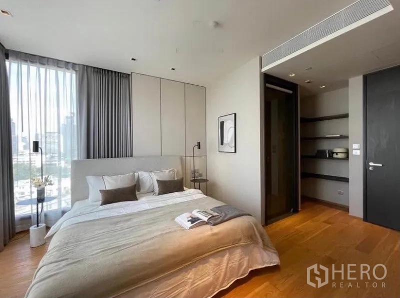 คอนโด ให้เช่าในKhlong Toei, Bangkok - ห้องนอนที่สอง เตียงคิงส์ ไว้ของบิลท์อิน และหน้าต่างกว้างรับแสง