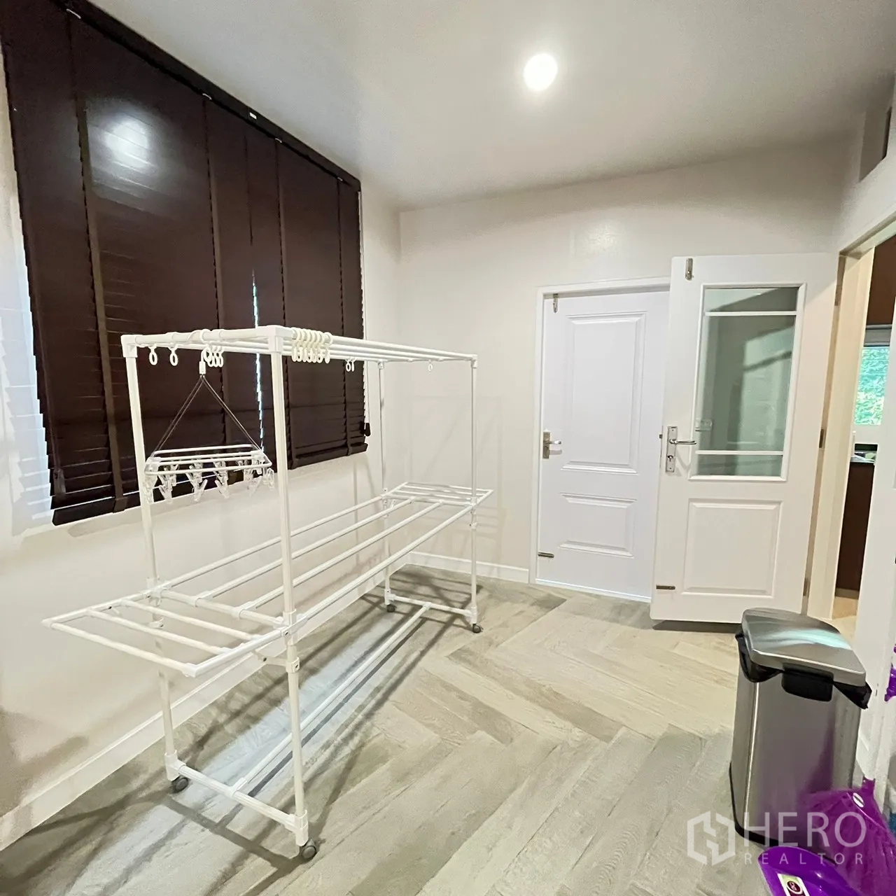 บ้าน ให้เช่าหรือขายในBang Khen, Bangkok - ห้องเอนกประสงค์ที่มีราวตากผ้าในบ้านและประตูด้านหลัง