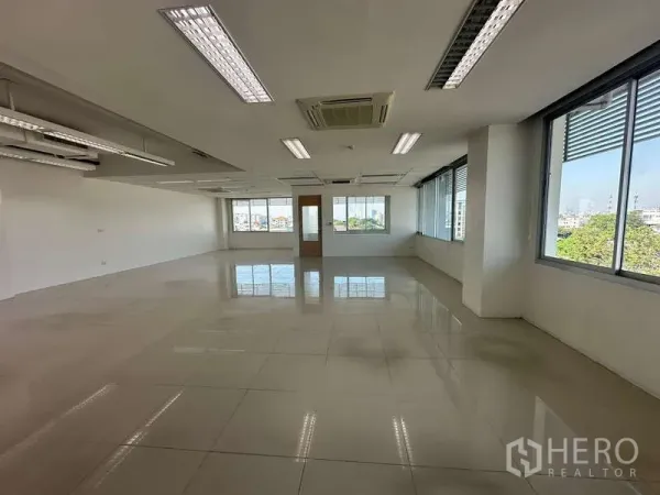 สำนักงาน ให้เช่าในPrawet, Bangkok - พื้นที่สำนักงานกว้างพร้อมหน้าต่างบานใหญ่และวิวเมือง