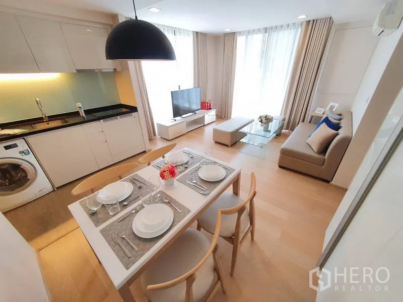 คอนโด ให้เช่าในWatthana, Bangkok - ห้องนั่งเล่นแบบโอเพนพร้อมโต๊ะทานอาหาร ทีวี และครัวมีเครื่องซักผ้า ที่ Liv @ 49 ทองหล่อ