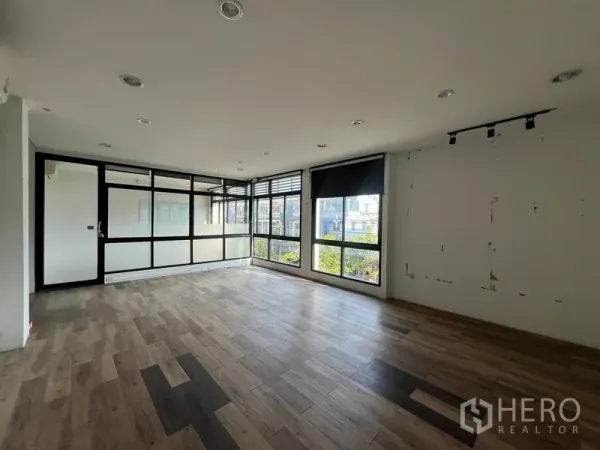 带办公室的家 出租在Phra Khanong, Bangkok - 宽敞办公室，木纹地板、转角窗与玻璃隔断。