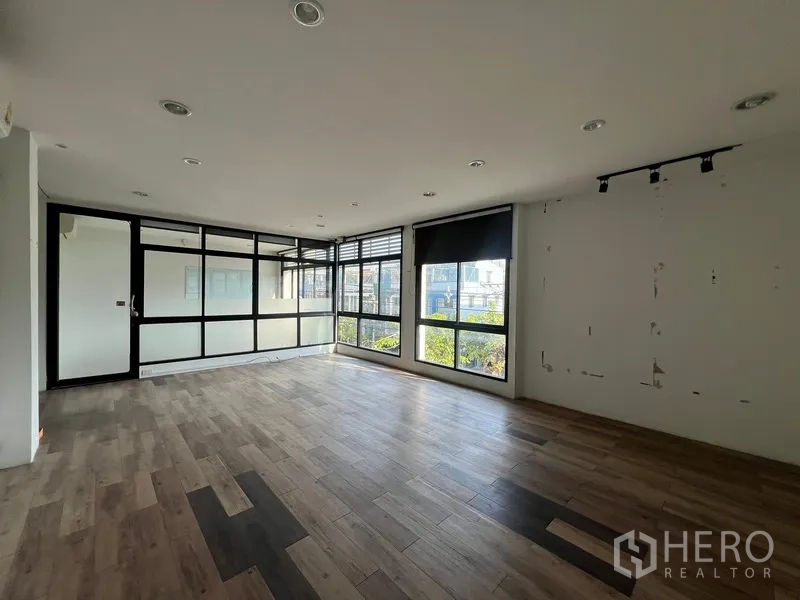 带办公室的家 出租在Phra Khanong, Bangkok - 宽敞办公室，木纹地板、转角窗与玻璃隔断。