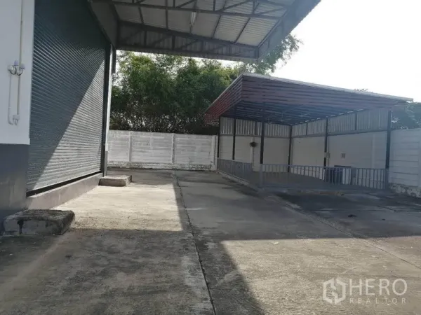 คลังสินค้า ให้เช่าในLat Krabang, Bangkok - ลานด้านข้างพร้อมประตูม้วน และศาลาพื้นที่บริการหลังคาคลุม ภายในรั้วรอบขอบชิด