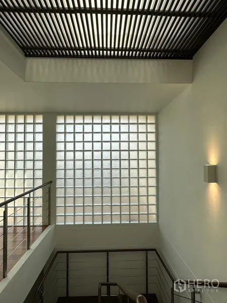 ทาวน์เฮาส์ ขายในYan Nawa, Bangkok - ชานบันไดมีผนังก่อแก้วบล็อกและเพดานระแนง รับแสงธรรมชาติ