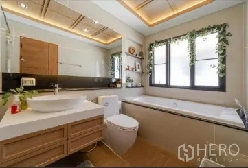 บ้าน ขายในLam Luk Ka, Pathum Thani - ห้องน้ำพร้อมอ่างอาบน้ำ ใต้หน้าต่างและอ่างล้างหน้าเคาน์เตอร์