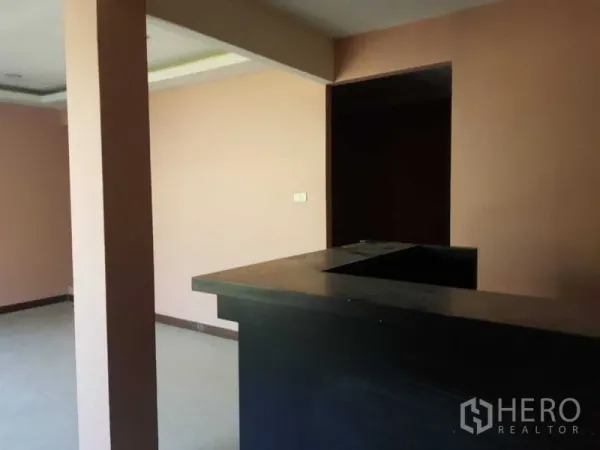 สำนักงาน ให้เช่าในPhra Khanong, Bangkok - เคาน์เตอร์ต้อนรับหรือแพนทรีในพื้นที่สำนักงานแบบเปิด พร้อมเสากั้น