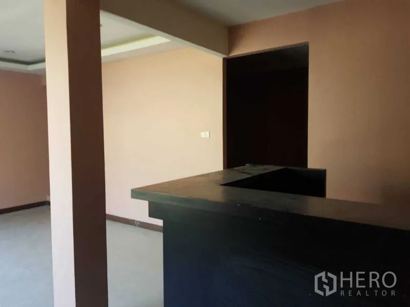 สำนักงาน ให้เช่าในPhra Khanong, Bangkok - เคาน์เตอร์ต้อนรับหรือแพนทรีในพื้นที่สำนักงานแบบเปิด พร้อมเสากั้น