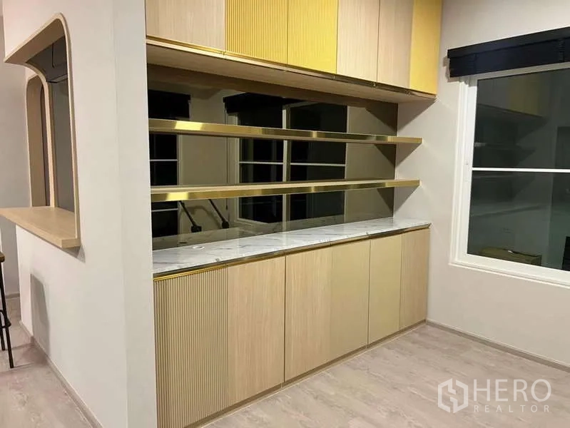 Detached House for rent in Prawet, Bangkok - Built-in cabinet with marble countertop, mirror backsplash and open shelves.
