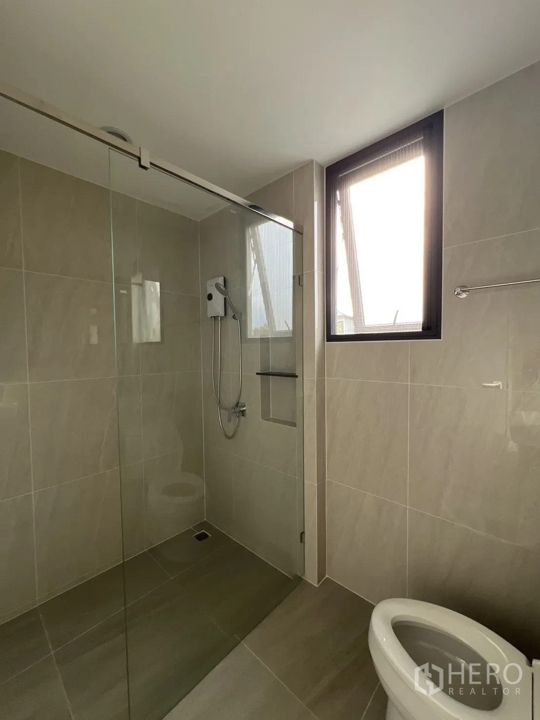 Detached House for rent in Prawet, Bangkok - Shower enclosure with window and rain shower fitting.