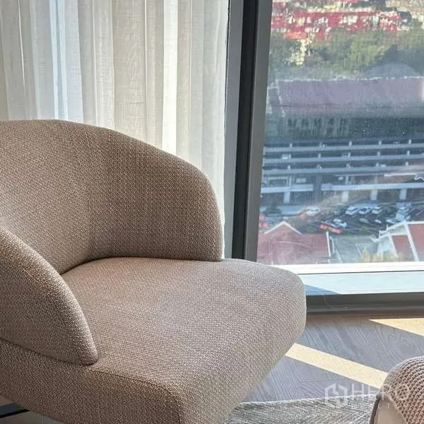 คอนโด ให้เช่าหรือขาย - เก้าอี้พักผ่อนผ้าเนื้อนุ่มข้างหน้าต่างสูง แบบใกล้ชิดพร้อมวิวเมือง